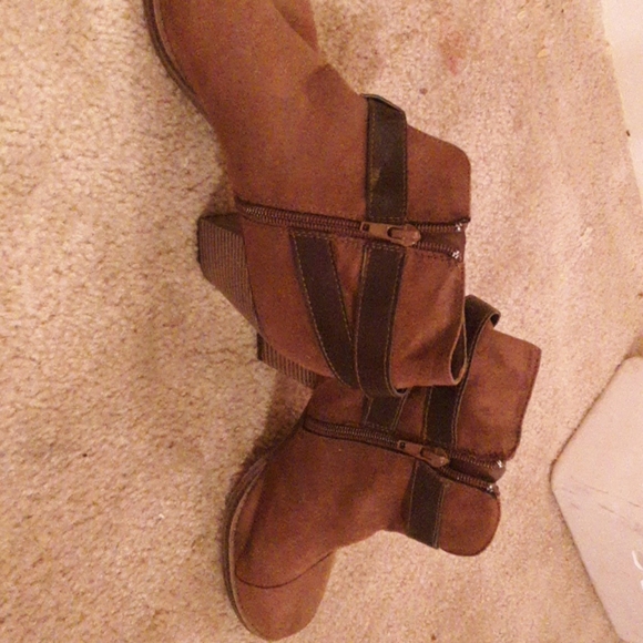 Brown zip up booties JUST FAB - Picture 2 of 4